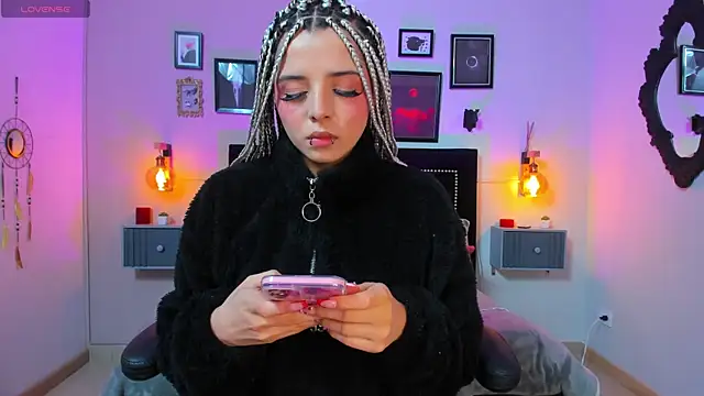 Charlotte  Benett online show from 11/10/25, 04:11