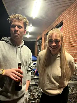 Snapshot of NickyGold_Official chatting on 11/01/25, 06:43 NickyGold Official online show from 11/01/25, 06:43