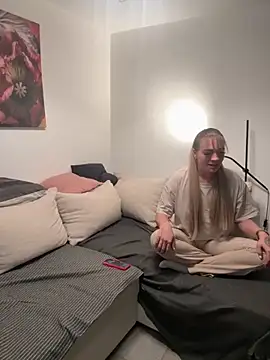 Snapshot of NickyGold_Official chatting on 11/05/25, 07:58 NickyGold Official online show from 11/05/25, 07:58