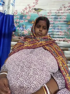 Snapshot of Beauty-queen chatting on 02/20/26, 02:28 Beauty-queen online show from 02/20/26, 02:28