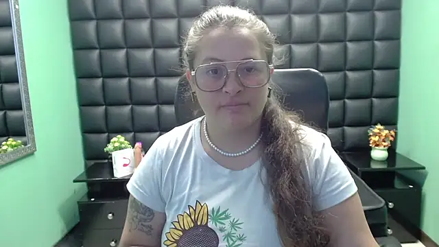 Snapshot of SaraThomso chatting on 02/02/25, 01:30 SaraThomso online show from 02/02/25, 01:30