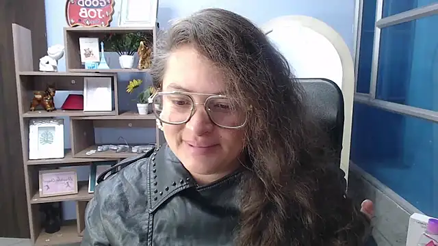 Snapshot of SaraThomso chatting on 02/19/25, 03:06 SaraThomso online show from 02/19/25, 03:06