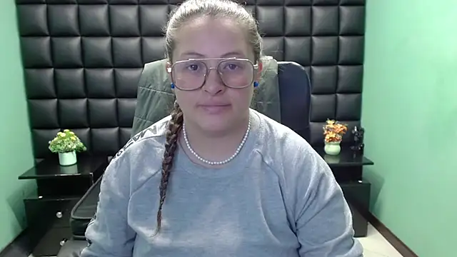 Snapshot of SaraThomso chatting on 02/21/25, 03:01 SaraThomso online show from 02/21/25, 03:01