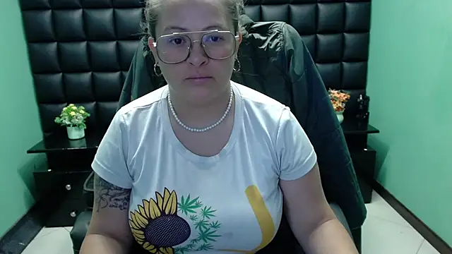 Snapshot of SaraThomso chatting on 02/22/25, 03:01 SaraThomso online show from 02/22/25, 03:01