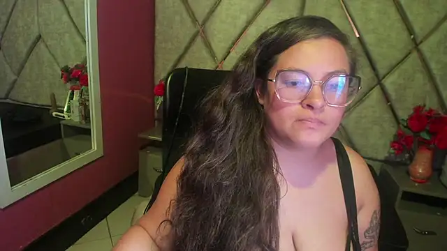 Snapshot of SaraThomso chatting on 10/01/25, 03:45 SaraThomso online show from 10/01/25, 03:45