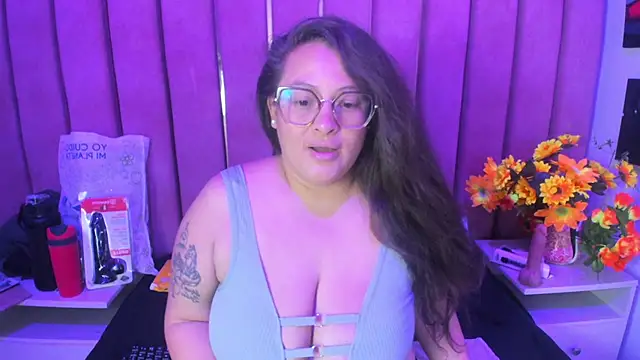 Snapshot of SaraThomso chatting on 11/12/25, 03:29 SaraThomso online show from 11/12/25, 03:29