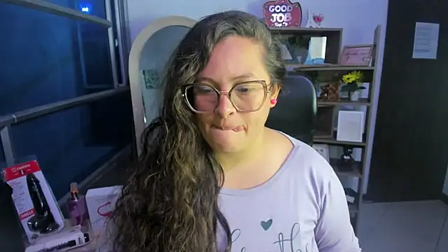 Snapshot of SaraThomso chatting on 11/13/25, 03:27 SaraThomso online show from 11/13/25, 03:27