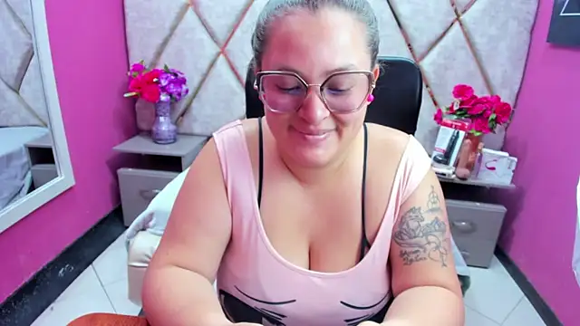 SaraThomso online show from 12/16/25, 02:22