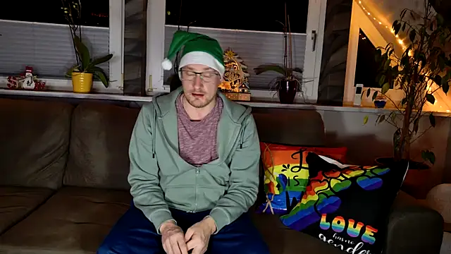 Snapshot of Relsxboy chatting on 12/13/24, 10:02 Relsxboy online show from 12/13/24, 10:02