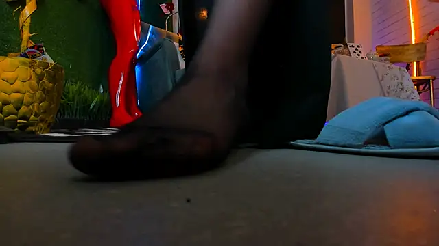 Snapshot of LolaLemona chatting on 12/12/24, 05:04 LolaLemona online show from 12/12/24, 05:04