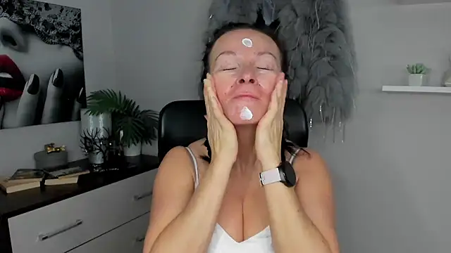 HelenLuxx online show from 01/26/25, 07:32