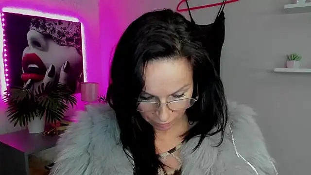 HelenLuxx online show from 02/15/25, 11:06