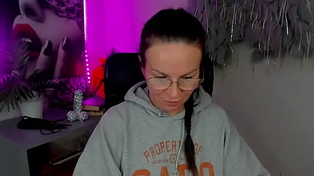 HelenLuxx online show from 02/26/26, 04:28