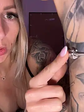 Snapshot of X_JamieLove_X chatting on 10/04/25, 05:11 X JamieLove X online show from 10/04/25, 05:11