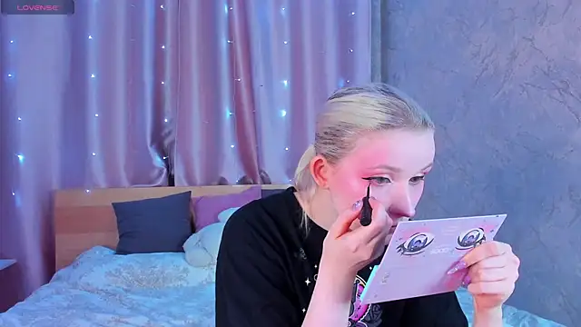 Snapshot of SweeteRose_Royce chatting on 02/16/25, 03:05 SweeteRose Royce online show from 02/16/25, 03:05