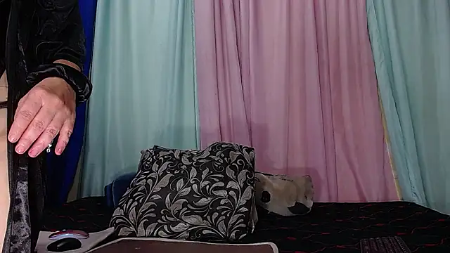 Karina Molina online show from 12/03/25, 12:07