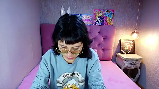 Snapshot of charlottemoonxz chatting on 07/19/26, 04:44 charlottemoonxz online show from 07/19/26, 04:44