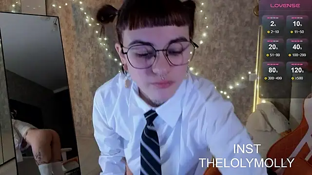 Snapshot of LolyMolli chatting on 10/17/25, 10:07 LolyMolli online show from 10/17/25, 10:07