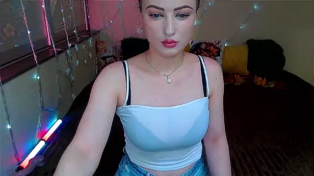 Snapshot of LizaSenri chatting on 10/13/25, 06:35 LizaSenri online show from 10/13/25, 06:35