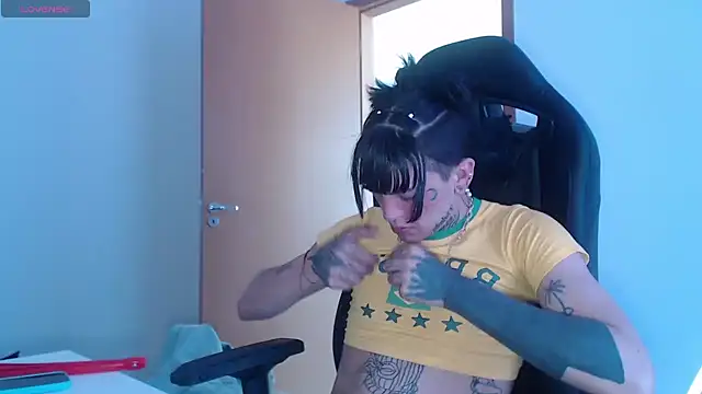 charlotbelucci  online show from 10/02/25, 01:40