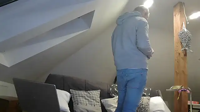 maxmueller321 online show from 04/20/26, 09:49