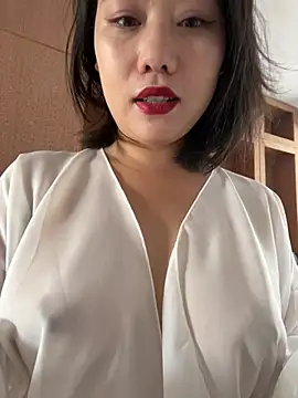 Snapshot of Eliza-E chatting on 05/13/26, 05:16 Eliza-E online show from 05/13/26, 05:16