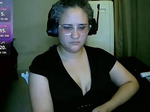 Snapshot of lolalicious_758 chatting on 09/12/25, 12:22 lolalicious 758 online show from 09/12/25, 12:22