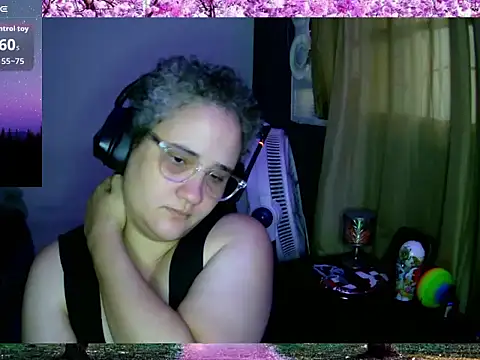 Snapshot of lolalicious_758 chatting on 09/19/25, 11:33 lolalicious 758 online show from 09/19/25, 11:33