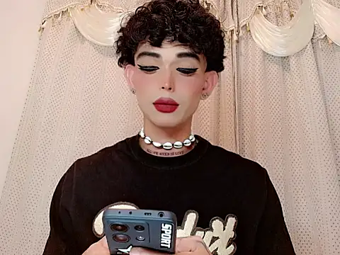 Snapshot of Marian_LV chatting on 12/18/25, 05:24 Marian LV online show from 12/18/25, 05:24