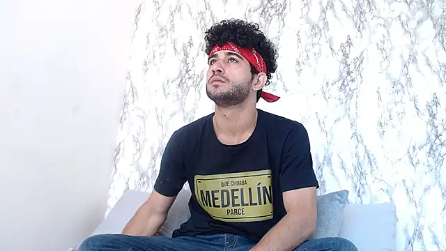 Snapshot of Moon_and_aaron chatting on 02/17/26, 01:40 Moon and aaron online show from 02/17/26, 01:40