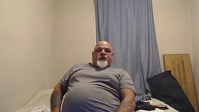 Newfiesausage1972 online show from 09/10/25, 03:12