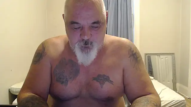 Newfiesausage1972 online show from 10/25/25, 11:51