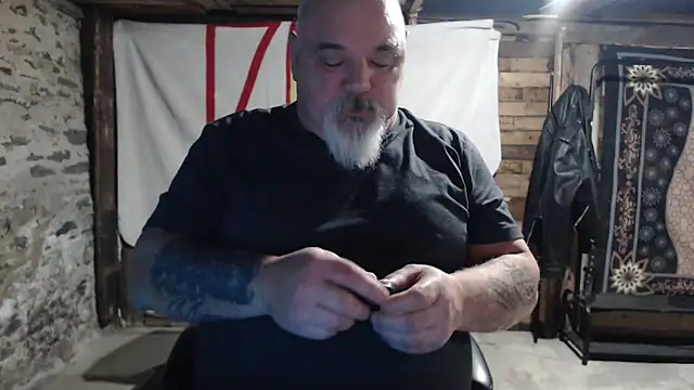 Newfiesausage1972 online show from 12/02/25, 08:08