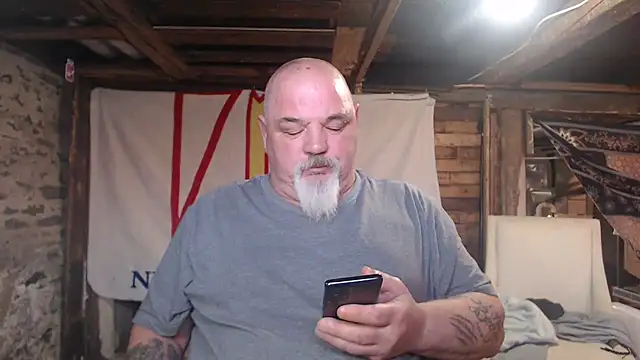 Newfiesausage1972 online show from 03/04/26, 01:28