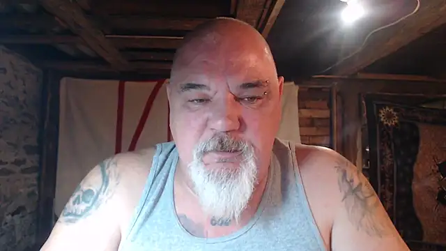 Newfiesausage1972 online show from 04/06/26, 08:26