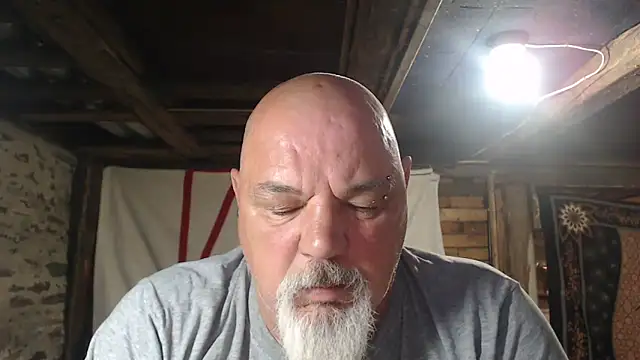 Newfiesausage1972 online show from 06/05/26, 09:48