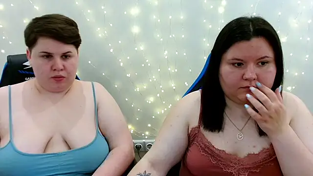 Snapshot of BeckyAndHellen chatting on 06/11/26, 10:24 BeckyAndHellen online show from 06/11/26, 10:24