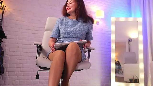 Nylon Legs online show from 01/18/26, 10:02