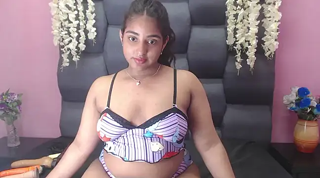 Sofia Hernandez  online show from 02/01/25, 05:39