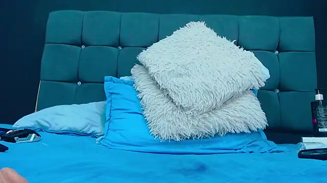 mia xx1 online show from 09/18/25, 10:06