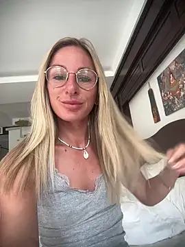 Liana Lou online show from 04/04/26, 07:28