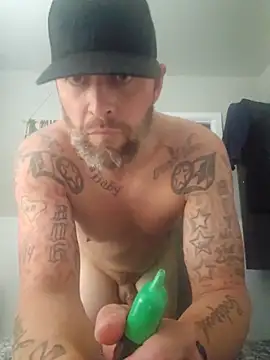 Snapshot of LongandEasy77 chatting on 10/27/25, 08:40 LongandEasy77 online show from 10/27/25, 08:40