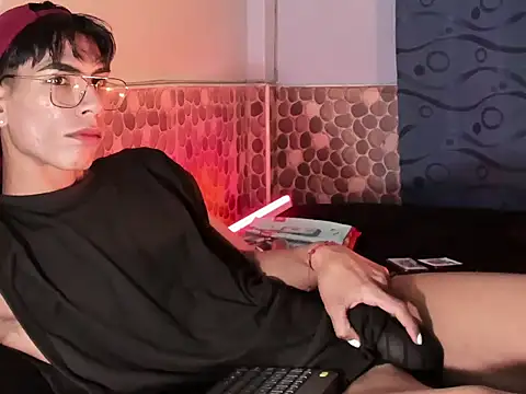 Snapshot of Teo_skinny chatting on 12/23/24, 10:01 Teo skinny online show from 12/23/24, 10:01