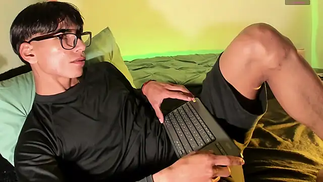 Snapshot of Teo_skinny chatting on 03/22/25, 01:00 Teo skinny online show from 03/22/25, 01:00