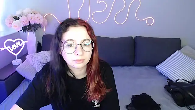 Mini Diva online show from 11/19/25, 09:09