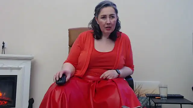 Snapshot of MilfGina chatting on 02/21/25, 08:38 MilfGina online show from 02/21/25, 08:38