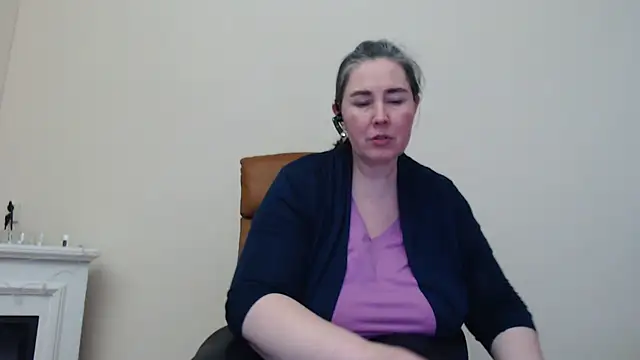 Snapshot of MilfGina chatting on 03/18/25, 08:37 MilfGina online show from 03/18/25, 08:37