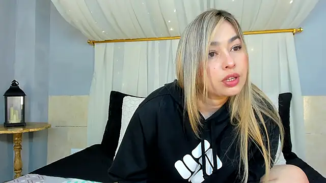 AnnaVictoria   online show from 01/04/25, 03:40