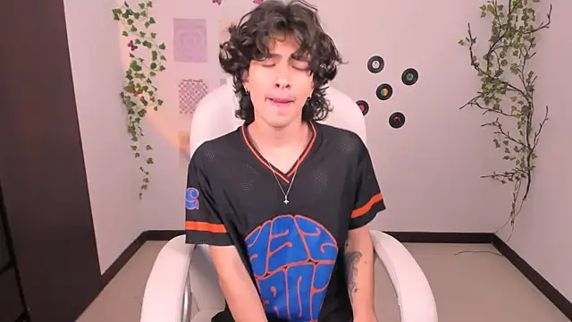 Snapshot of Angelo_duarte chatting on 09/24/25, 06:00 Angelo duarte online show from 09/24/25, 06:00