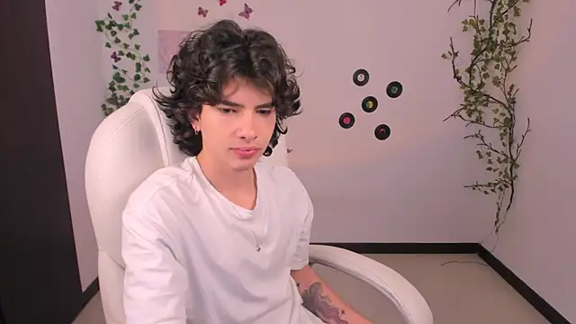 Snapshot of Angelo_duarte chatting on 09/26/25, 06:01 Angelo duarte online show from 09/26/25, 06:01